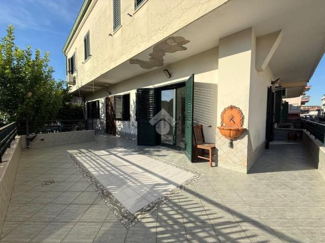 Case e ville in vendita di 352 m² in Via A. de Curtis, 75