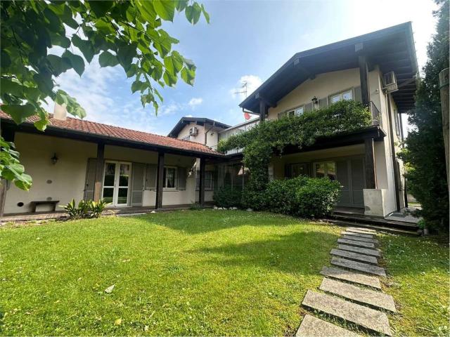 Case e ville in vendita di 352 m² in Via Eugenio Montale, 37
