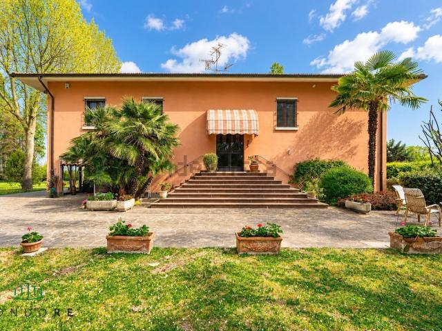 Case e ville in vendita di 352 m² in Via Marano, 2