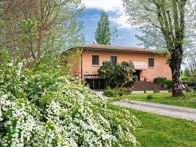 Case e ville in vendita di 352 m² in Via Marano, 2