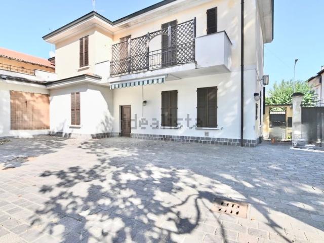 Case e ville in vendita di 352 m² in Via Trieste, 90