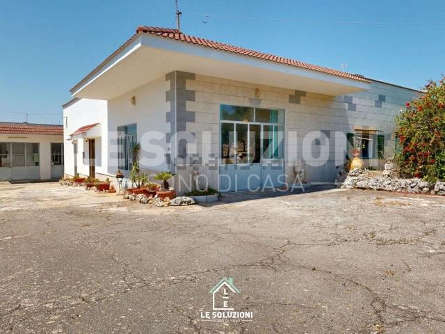 Case e ville in vendita di 352 m² in Contrada Cozzana, 389