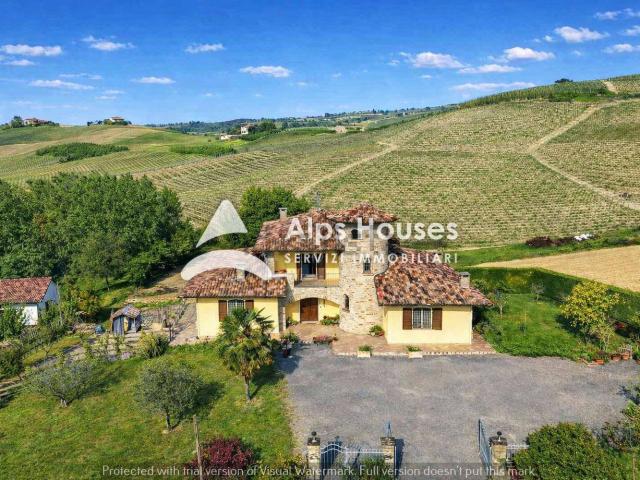 Case e ville in vendita di 353 m² in Via Canelli