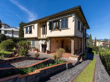Case e ville in vendita di 353 m² in Via Gaetano Donizetti