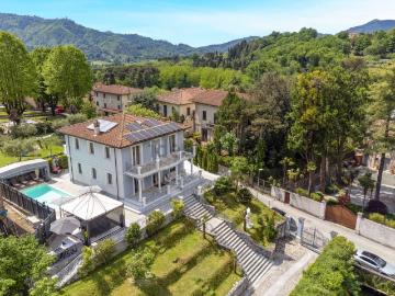 Case e ville in vendita di 353 m² in Via di Rosi, 1056