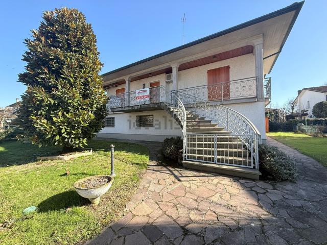 Case e ville in vendita di 353 m² in Via Fratelli Rosselli, 14