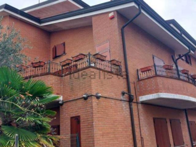Case e ville in vendita di 353 m² in Via Ivo Morselli