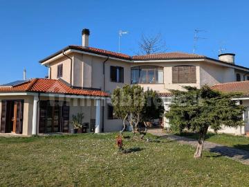 Case e ville in vendita di 353 m² in Via Molinara