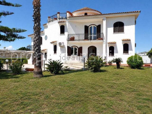 Case e ville in vendita di 353 m² in Via Nazionale, 129