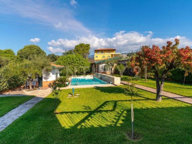 Case e ville in vendita di 354 m² in Via delle Ginestre, 54