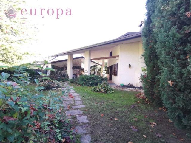 Case e ville in vendita di 354 m² in Via IV Novembre