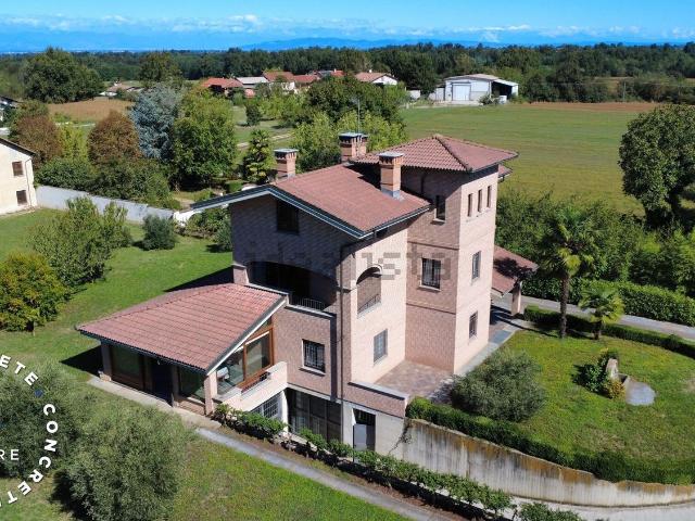 Case e ville in vendita di 354 m² in Strada Amedei, 9