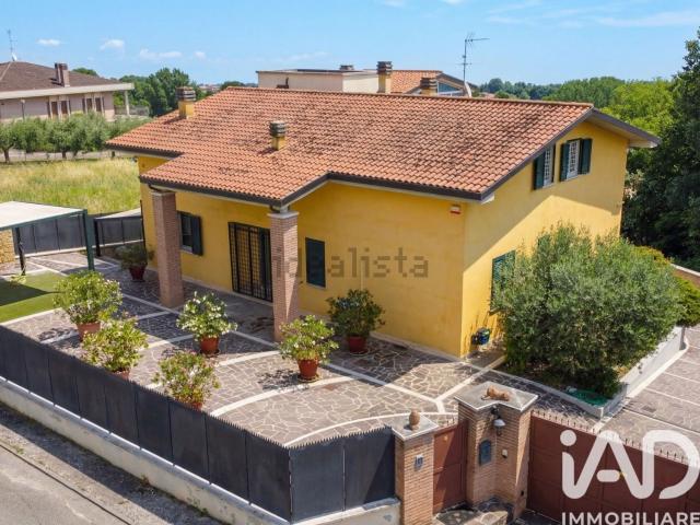 Case e ville in vendita di 355 m² in Via dei Ciclamini, 40