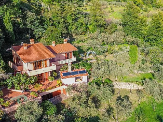 Case e ville in vendita di 355 m² in Via della maesta`