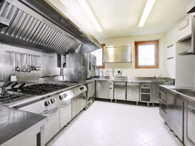 Case e ville in vendita di 355 m² in Via Marsiai, 1