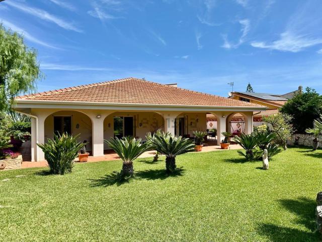 Case e ville in vendita di 355 m² in Contrada Pozzillo