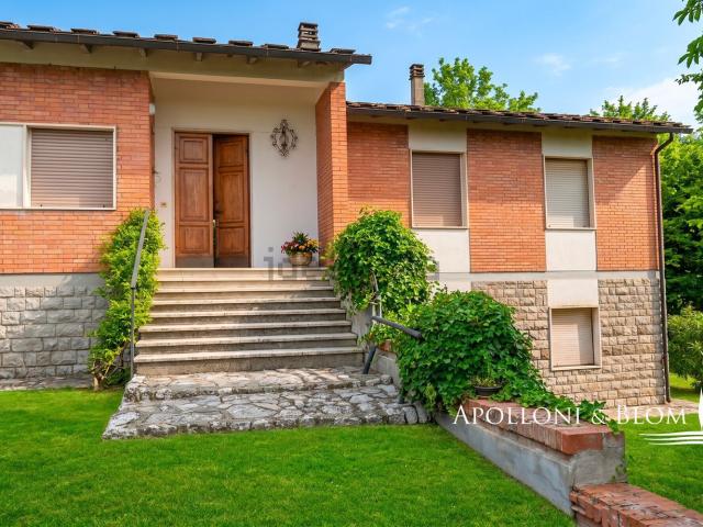 Case e ville in vendita di 355 m² in Strada delle Ginestre, 32