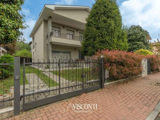 Case e ville in vendita di 356 m² in Via C. Dossi, 6