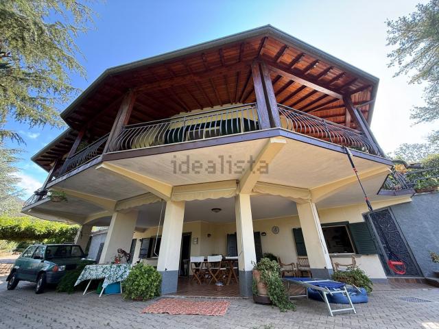 Case e ville in vendita di 356 m² in Via Dante Alighieri