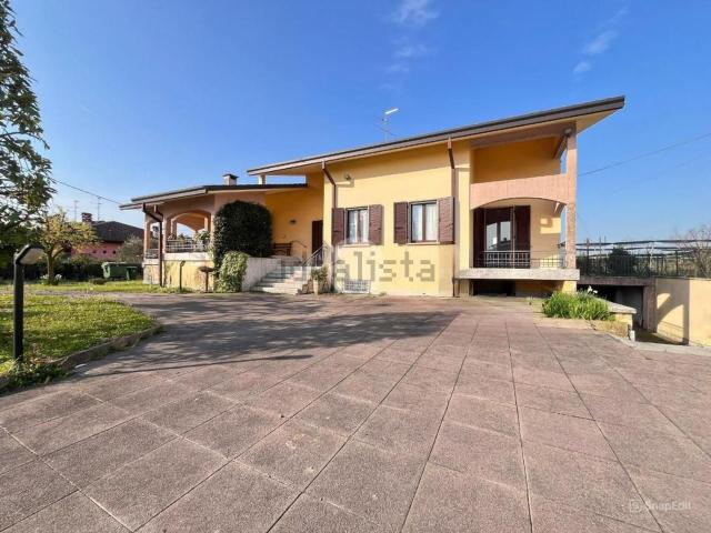 Case e ville in vendita di 356 m² in Via degli Alpini, 1
