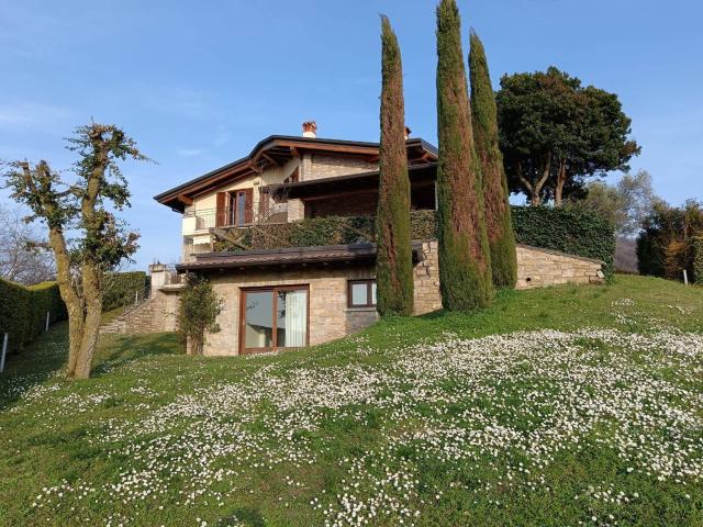 Case e ville in vendita di 356 m² in Via Duria