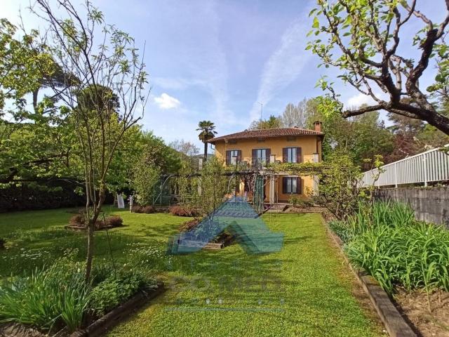 Case e ville in vendita di 356 m² in Via Europa