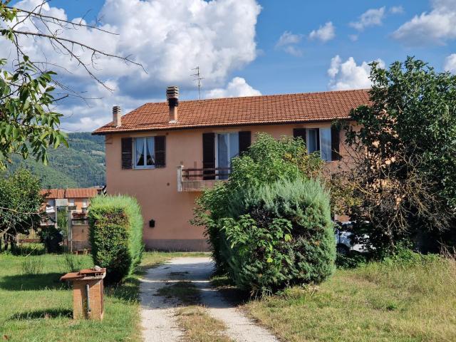 Case e ville in vendita di 356 m² in Viale Cerquestrette