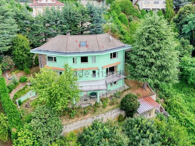 Case e ville in vendita di 356 m² in Strada dai Ronchi ai Cunioli Alti, 64