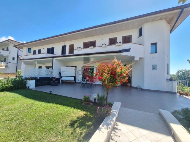 Case e ville in vendita di 357 m² in Via Antonio di Stasi