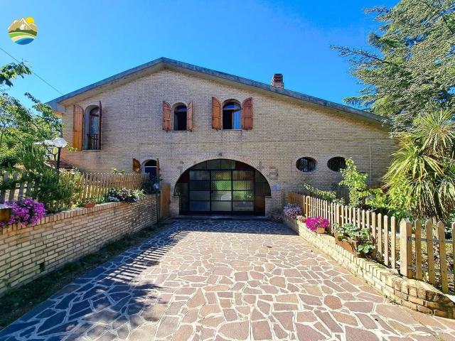 Case e ville in vendita di 357 m² in Via Scanno