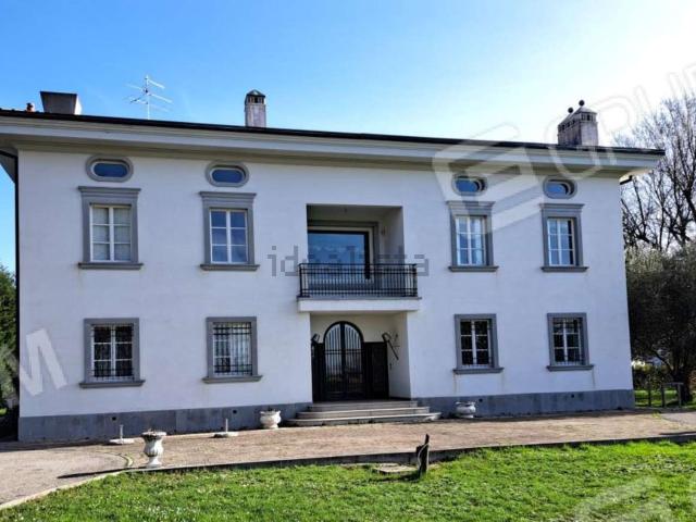 Case e ville in vendita di 357 m² in Via Pietro Zorutti, 10