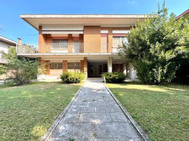 Case e ville in vendita di 358 m² in Via Cavalieri di Vittorio Veneto, 7