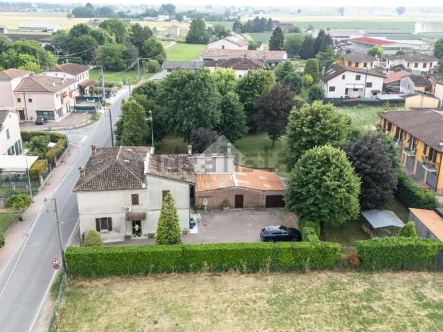 Case e ville in vendita di 358 m² in Via Mantovana