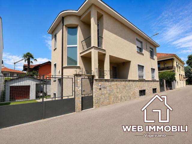 Case e ville in vendita di 358 m² in Viale Leonardo Da Vinci, 10