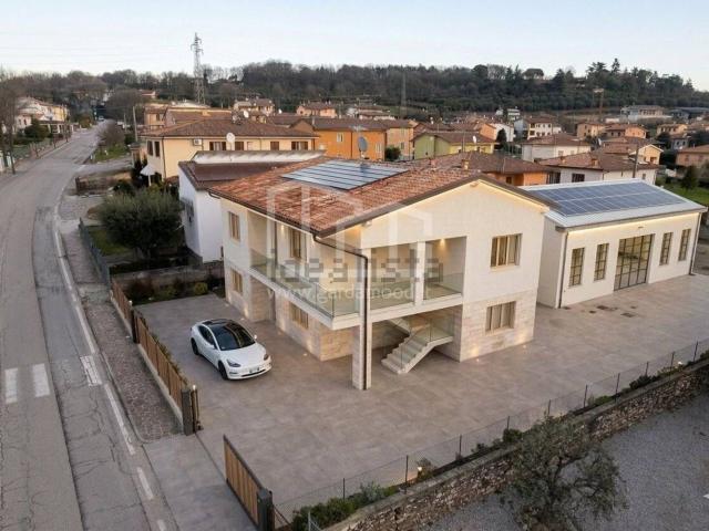 Case e ville in vendita di 359 m² in Via Croce Bianca, 27