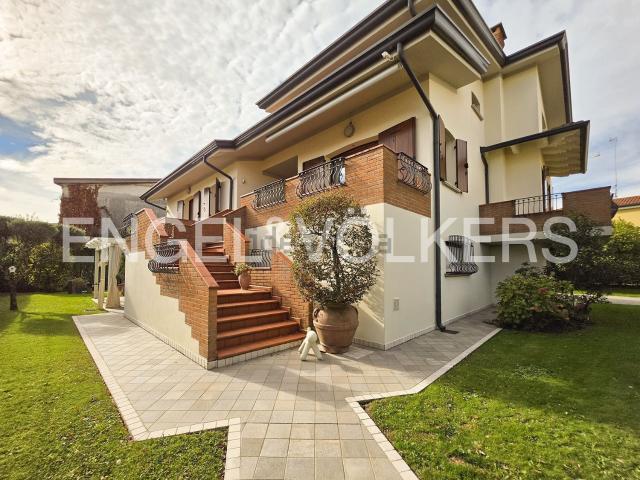 Case e ville in vendita di 359 m² in Via Esterino Dalla Francesca, 18