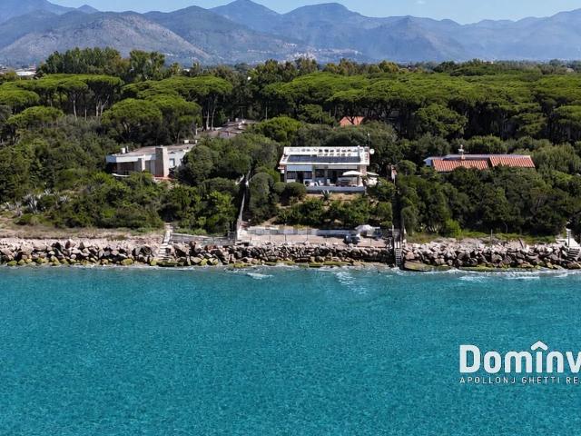Case e ville in vendita di 359 m² in Via Flacca
