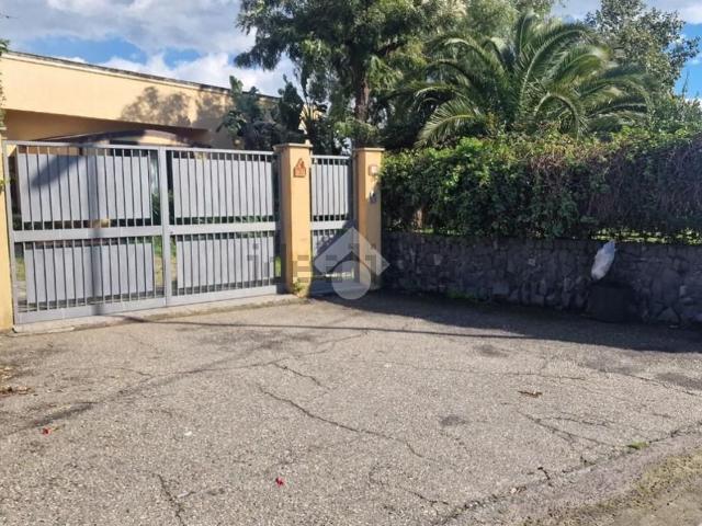 Case e ville in vendita di 359 m² in Via Petrone, 79