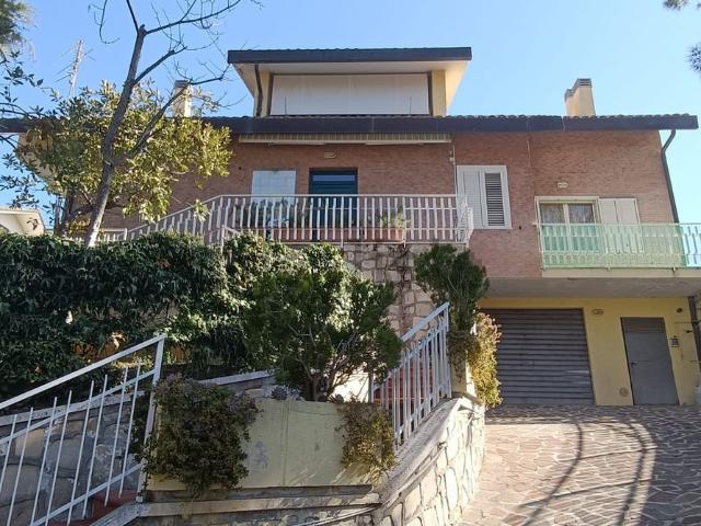 Case e ville in vendita di 359 m² in Contrada Madonna