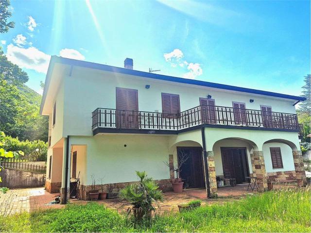 Case e ville in vendita di 360 m²