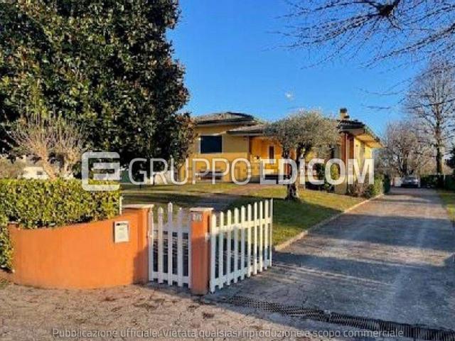 Case e ville in vendita di 360 m² in Via Codopè