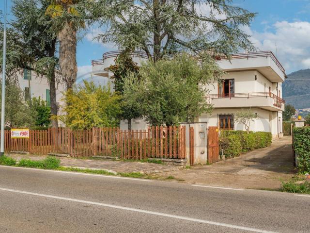 Case e ville in vendita di 360 m² in Via Casilina, 31