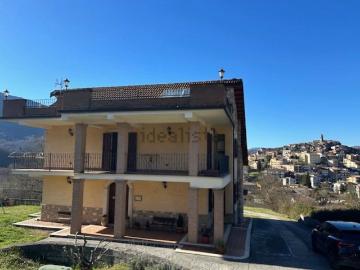 Case e ville in vendita di 360 m² in Via Castignali