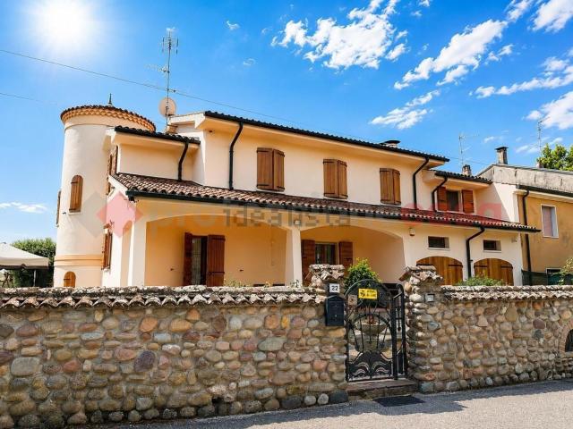 Case e ville in vendita di 360 m² in Via Chiesa Vecchia