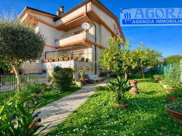 Case e ville in vendita di 360 m² in Via Ambra