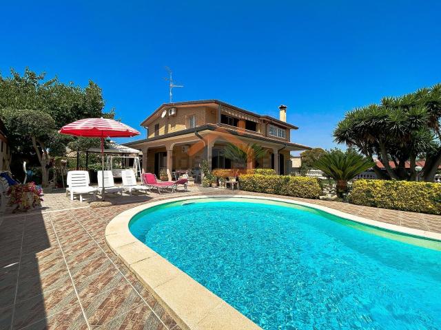 Case e ville in vendita di 360 m² in Via assisi