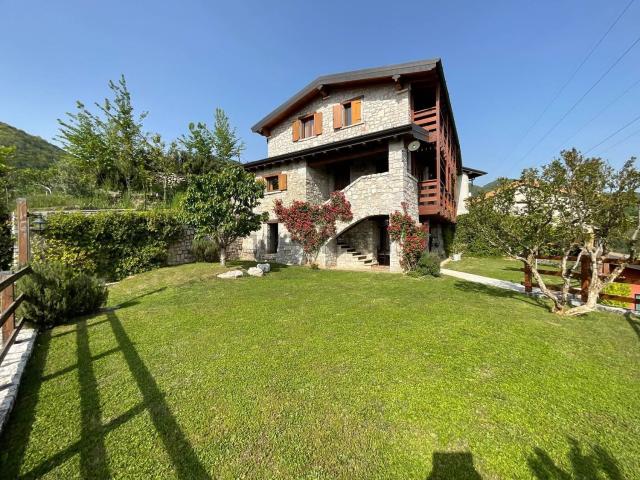 Case e ville in vendita di 360 m² in Via Botta Alta, 13