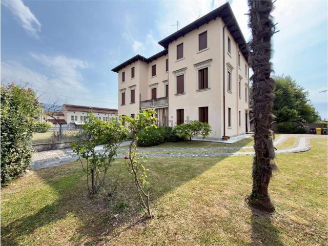 Case e ville in vendita di 360 m² in Via Gorizia