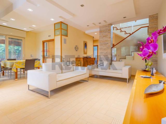 Case e ville in vendita di 360 m² in Via Giovanni Gentile, 94