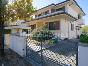 Case e ville in vendita di 360 m² in Via Giovanni XXIII, 28